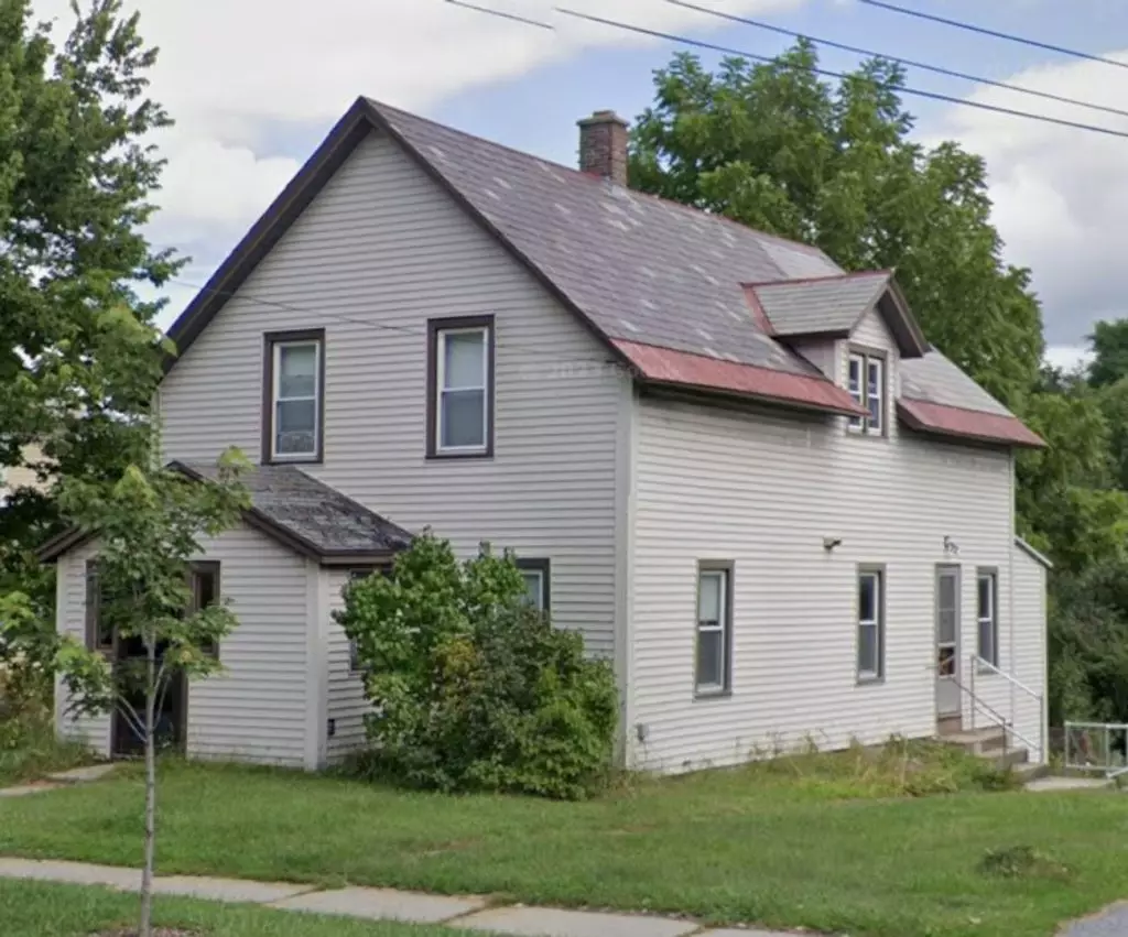 Newly Renovated 4 Bedroom Apartment in Burlington, VT | 1 Bath, Laundry & Yard | June 2027