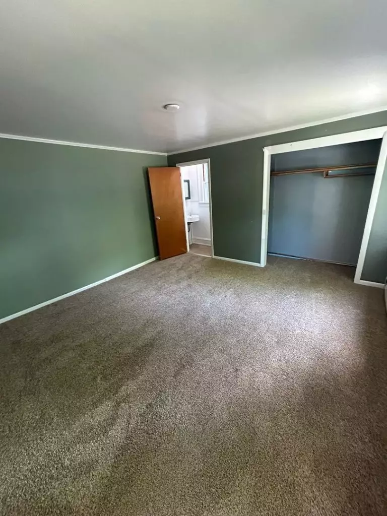 4 Bedroom Apartment in Burlington, VT | Old North End | Off-Street Parking | June 2027