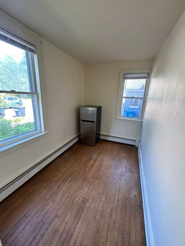 4 Bedroom Apartment in Burlington, VT | Old North End | Off-Street Parking | June 2027