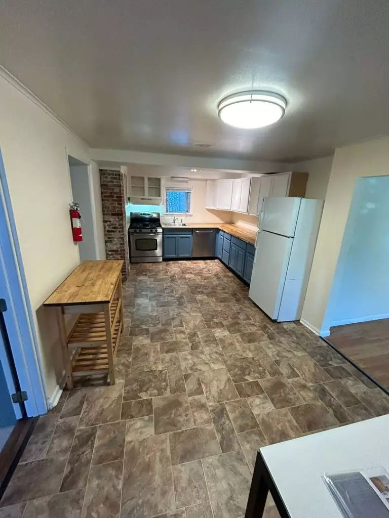 4 Bedroom Apartment in Burlington, VT | Old North End | Off-Street Parking | June 2027