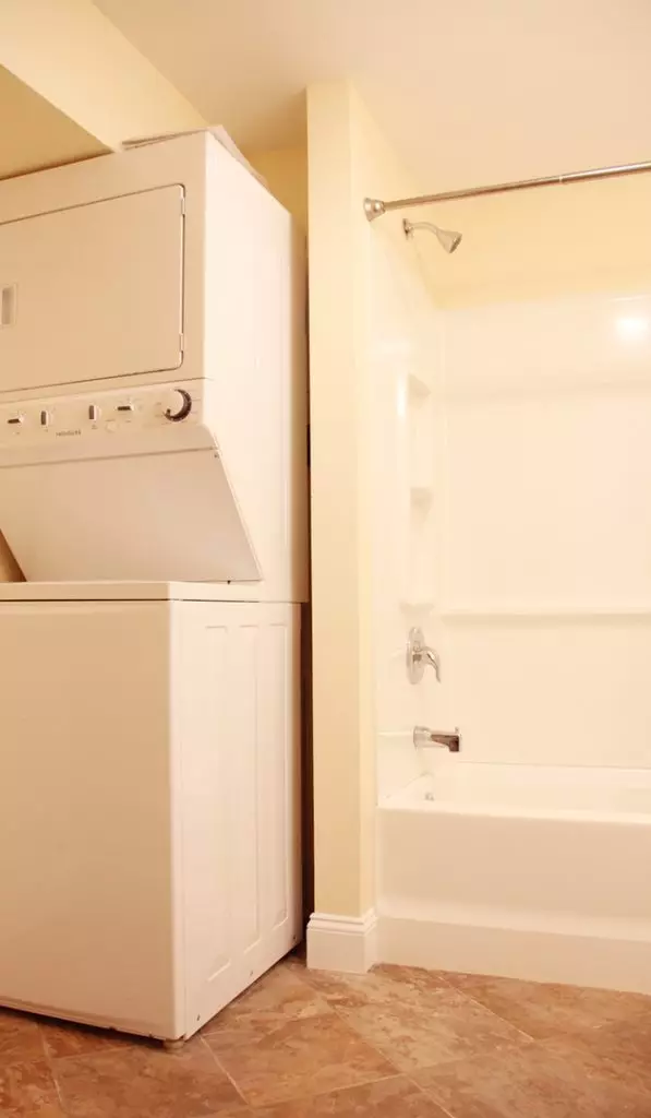 359 Saint Paul St #4, Burlington, VT | Huge 3 Bedroom Downtown Apartment with Parking | June 2027
