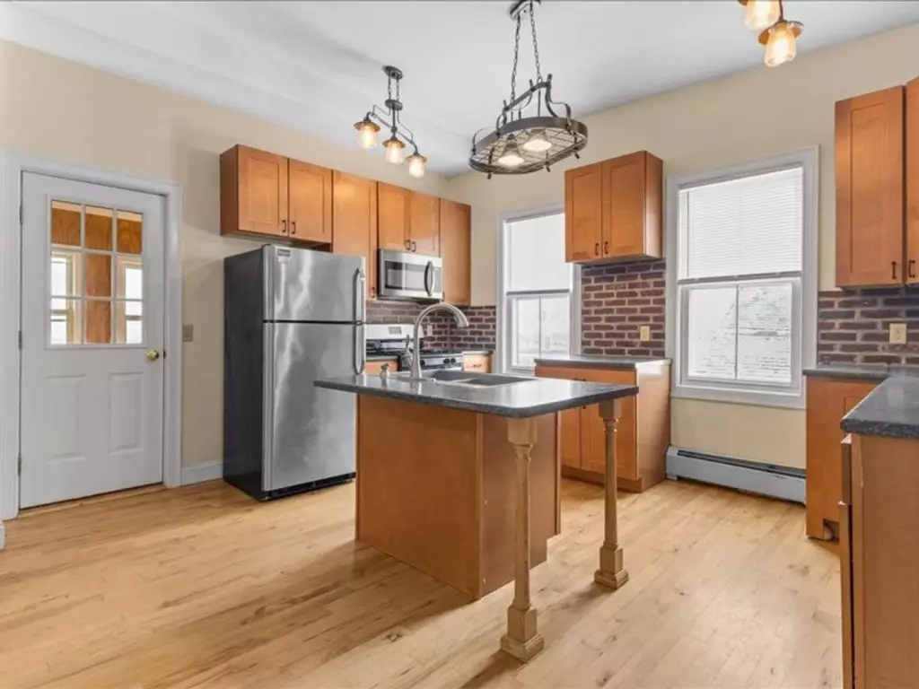 26 Cedar St, Burlington, VT | Renovated 3 Bedroom Apartment with Parking | June 2027