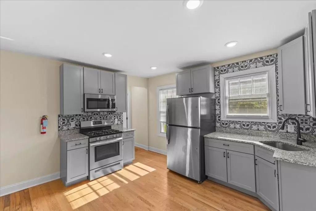 Newly Renovated 5 Bedroom Apartment in Burlington, VT | Free Parking & Near UVM | June 2027