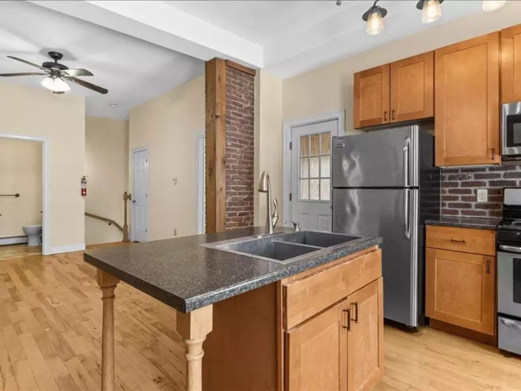 26 Cedar St, Burlington, VT | Renovated 3 Bedroom Apartment with Parking | June 2027