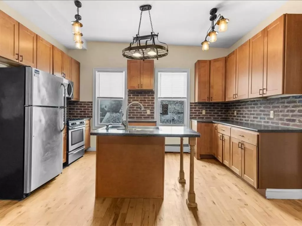 26 Cedar St, Burlington, VT | Renovated 3 Bedroom Apartment with Parking | June 2027