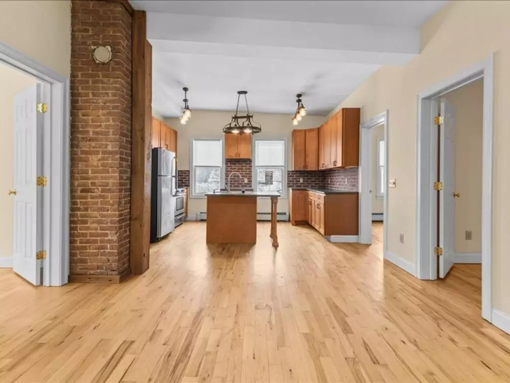 26 Cedar St, Burlington, VT | Renovated 3 Bedroom Apartment with Parking | June 2027