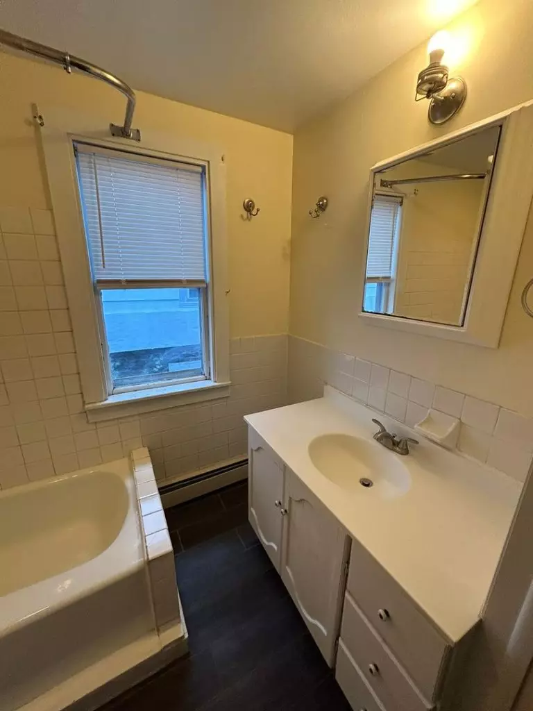 4 Bedroom Apartment in Burlington, VT | Old North End | Off-Street Parking | June 2027