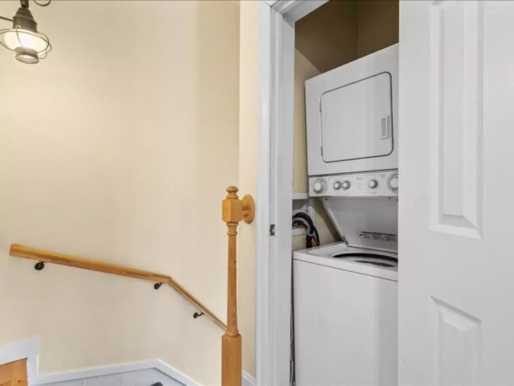 26 Cedar St, Burlington, VT | Renovated 3 Bedroom Apartment with Parking | June 2027
