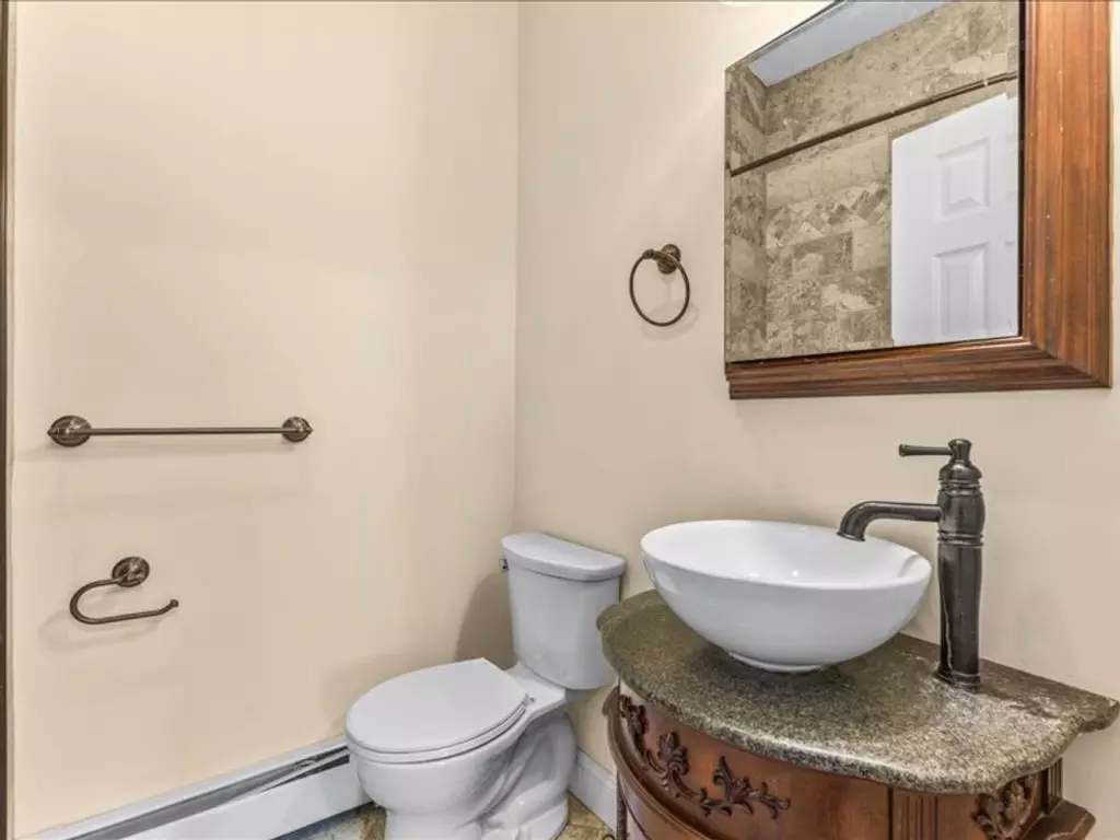 26 Cedar St, Burlington, VT | Renovated 3 Bedroom Apartment with Parking | June 2027