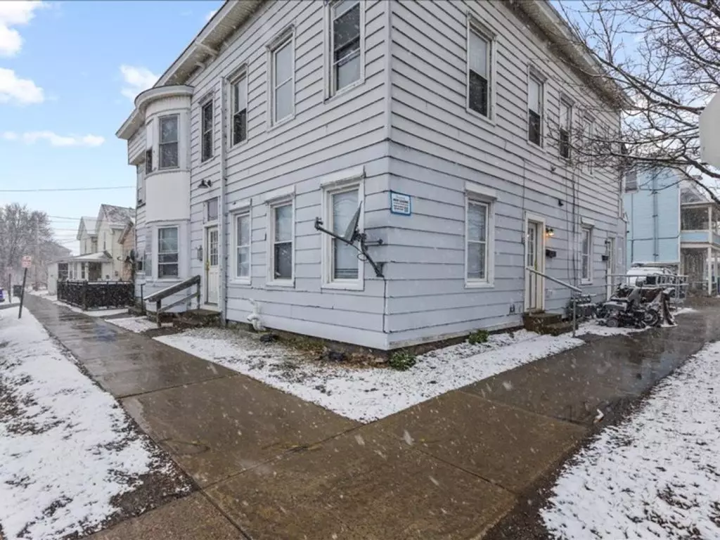 26 Cedar St, Burlington, VT | Renovated 3 Bedroom Apartment with Parking | June 2027