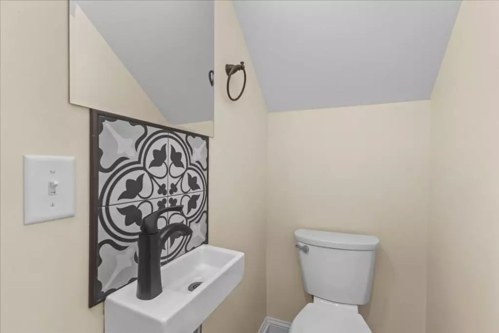 Newly Renovated 5 Bedroom Apartment in Burlington, VT | Free Parking & Near UVM | June 2027