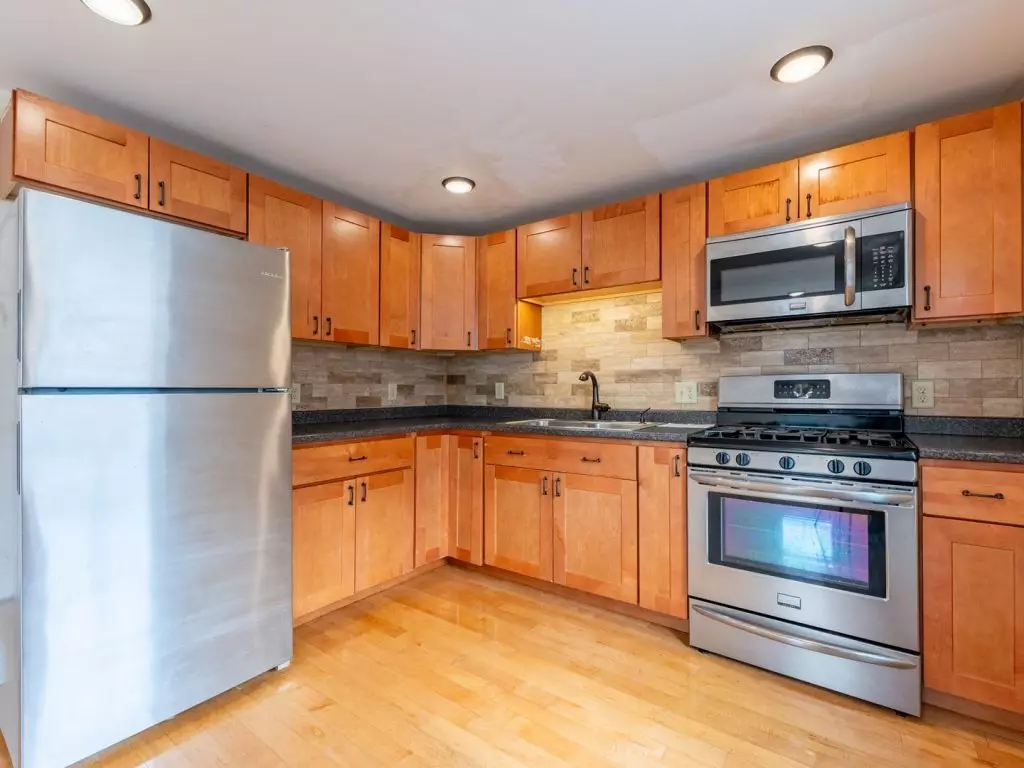 158E North St, Burlington, VT | 3 Bedroom, 2 Bathroom Apartment Near UVM | June 2027