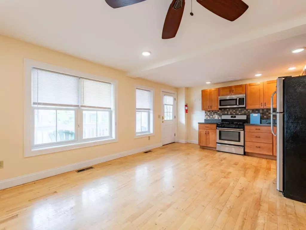 57B Hyde St, Burlington, VT | Renovated 3 Bedroom Apartment Near UVM | June 2027