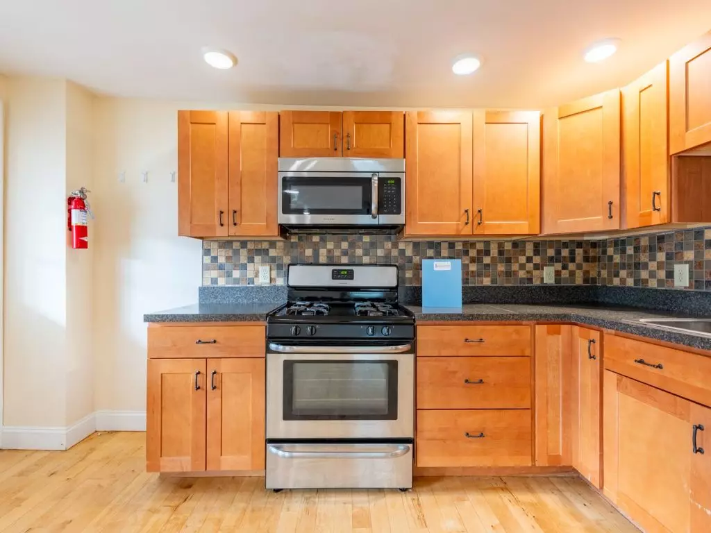 57B Hyde St, Burlington, VT | Renovated 3 Bedroom Apartment Near UVM | June 2027