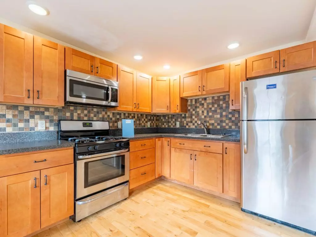 57B Hyde St, Burlington, VT | Renovated 3 Bedroom Apartment Near UVM | June 2027