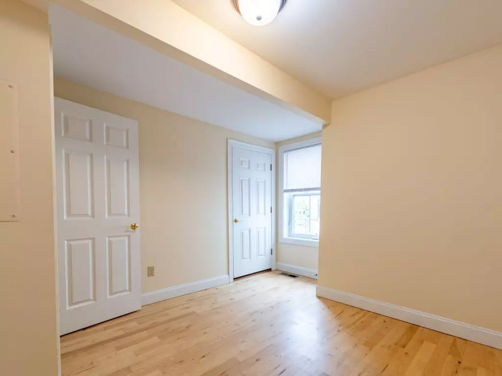 57B Hyde St, Burlington, VT | Renovated 3 Bedroom Apartment Near UVM | June 2027