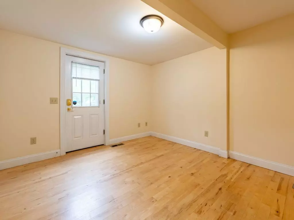 57B Hyde St, Burlington, VT | Renovated 3 Bedroom Apartment Near UVM | June 2027