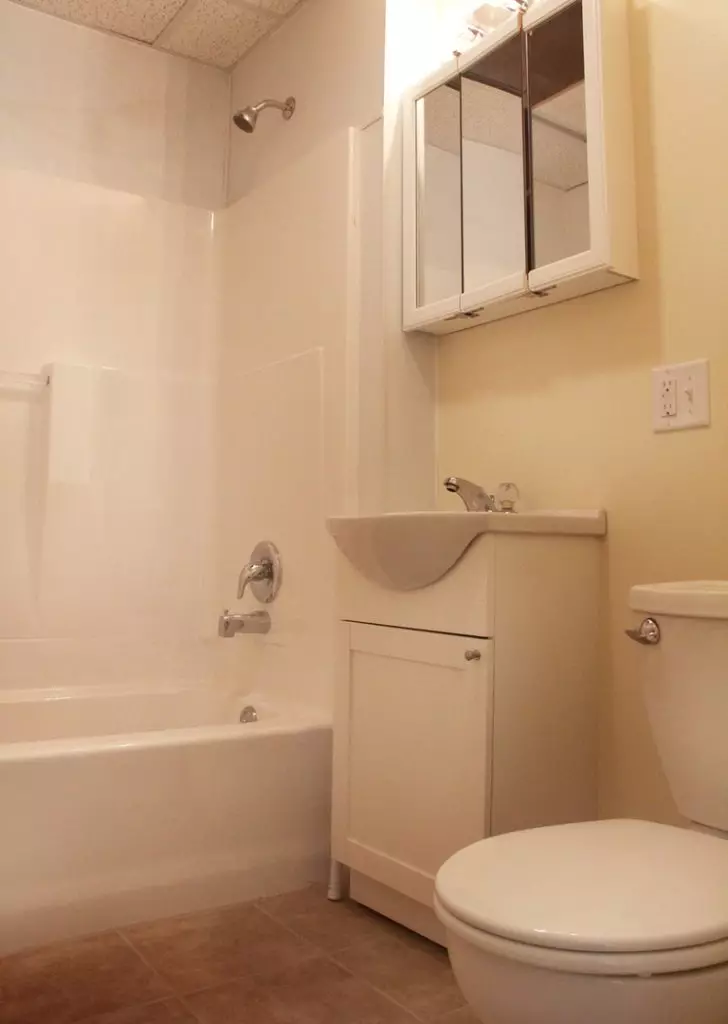 116 North Winooski Ave #2, Burlington, VT | Renovated 3 Bedroom Apartment Near UVM & Downtown | June 2027