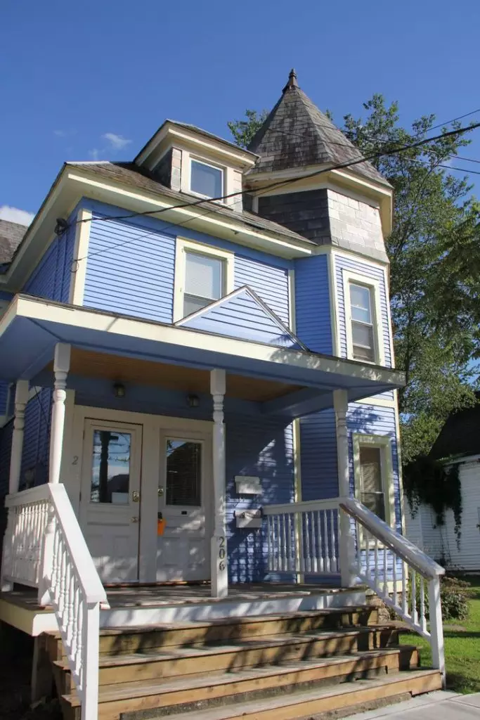 206B N. Winooski Ave, Burlington, VT | Beautiful 3 Bedroom Apartment with Parking | June 2027