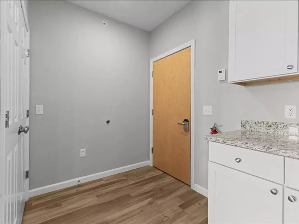 Newly Renovated 2 Bedroom in Williston – Available Starting October 15th!