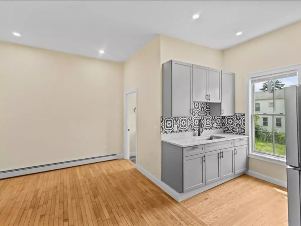 Renovated 4-Bedroom Apartment Near UVM & Champlain College – Burlington, VT – June 2027