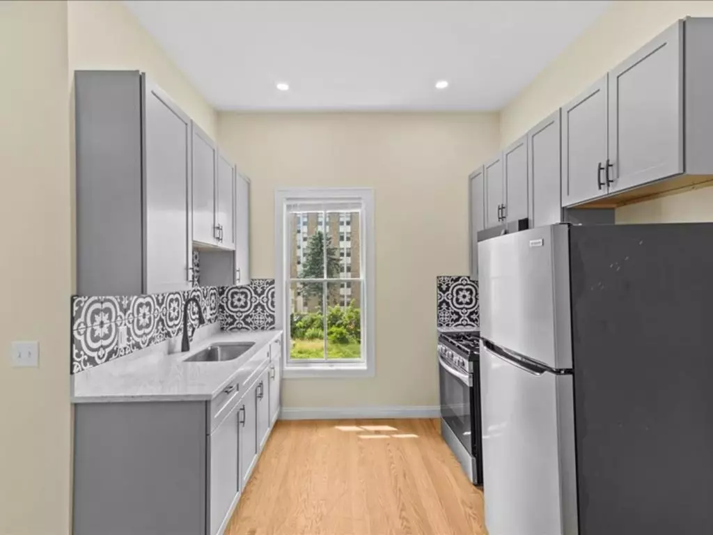 Renovated 4-Bedroom Apartment Near UVM & Champlain College – Burlington, VT – June 2027