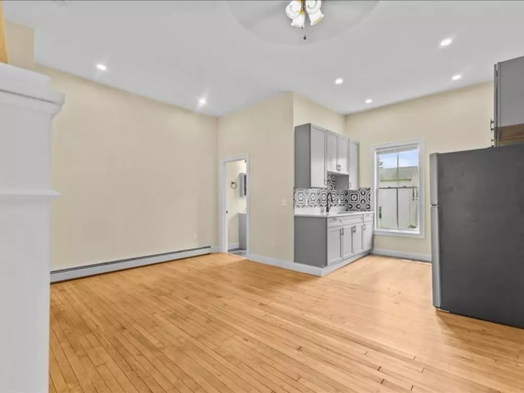 Renovated 4-Bedroom Apartment Near UVM & Champlain College – Burlington, VT – June 2027