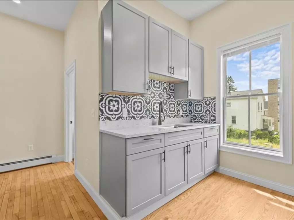 Renovated 4-Bedroom Apartment Near UVM & Champlain College – Burlington, VT – June 2027