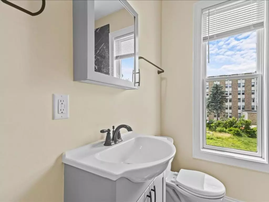 Renovated 4-Bedroom Apartment Near UVM & Champlain College – Burlington, VT – June 2027