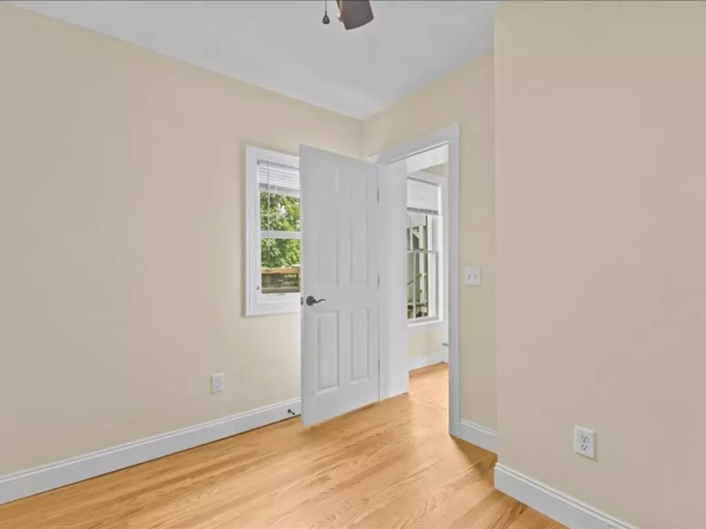 Renovated 4-Bedroom Apartment Near UVM & Champlain College – Burlington, VT – June 2027