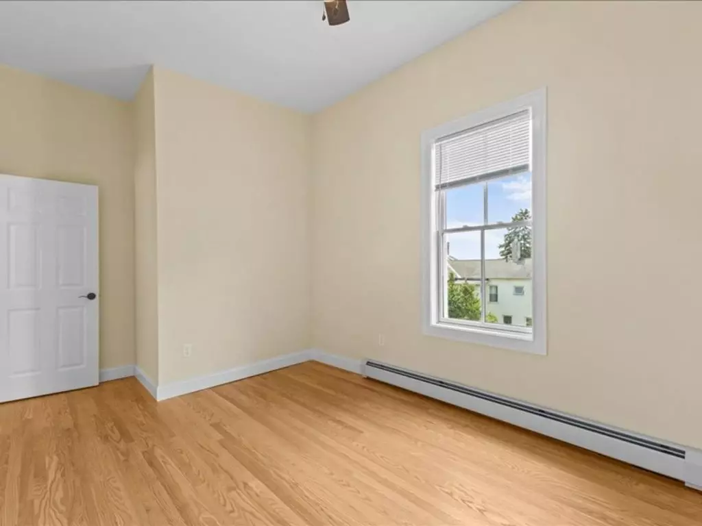 Renovated 4-Bedroom Apartment Near UVM & Champlain College – Burlington, VT – June 2027