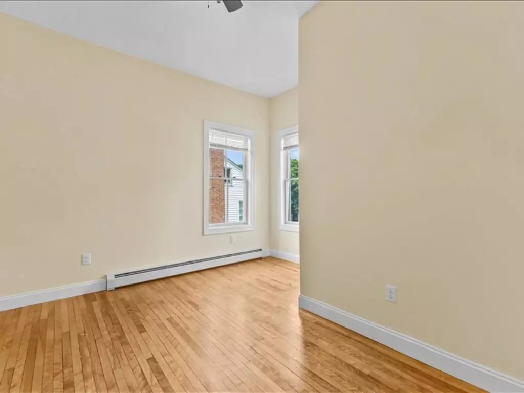 Renovated 4-Bedroom Apartment Near UVM & Champlain College – Burlington, VT – June 2027