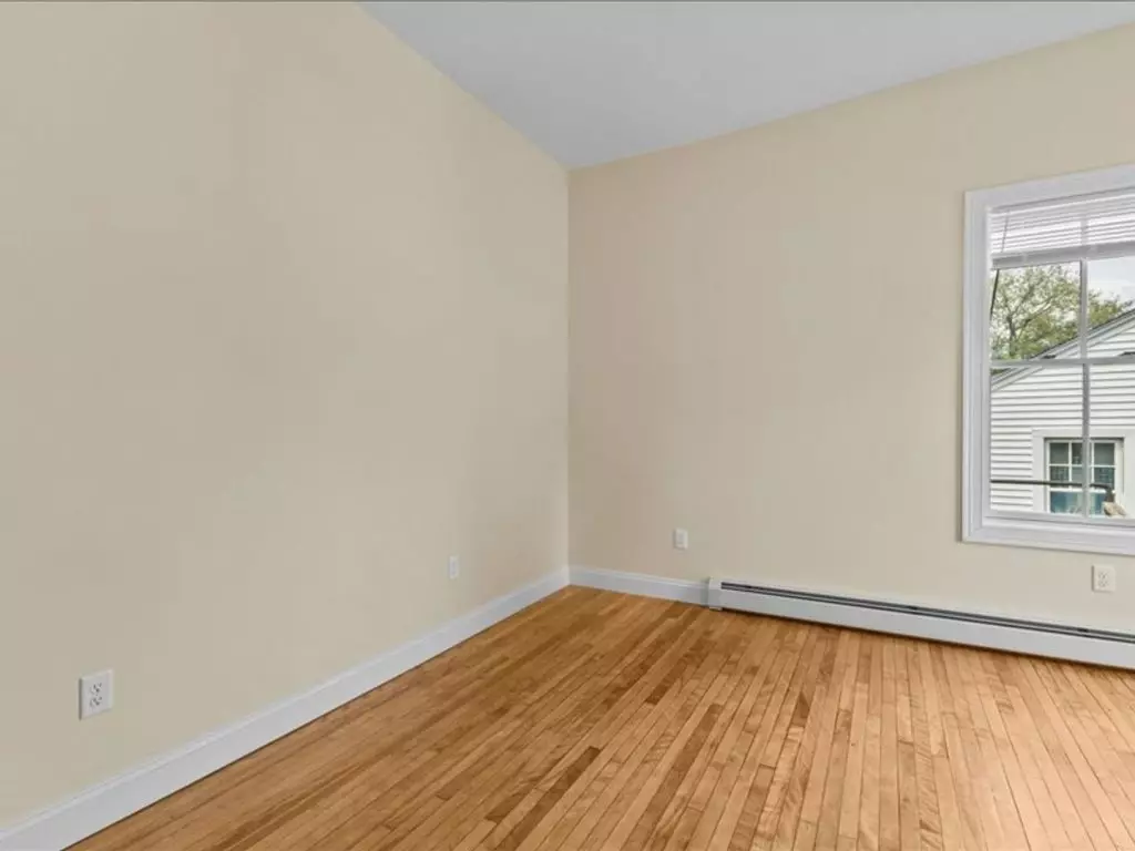 Renovated 4-Bedroom Apartment Near UVM & Champlain College – Burlington, VT – June 2027