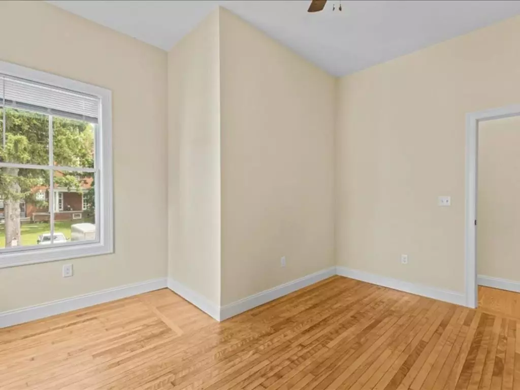 Renovated 4-Bedroom Apartment Near UVM & Champlain College – Burlington, VT – June 2027