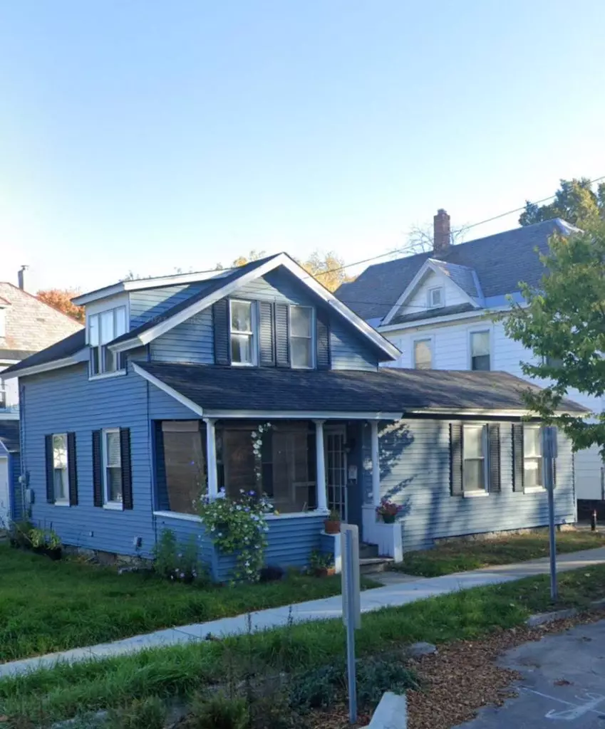4 Bedroom Apartment in Burlington, VT | Old North End | Off-Street Parking | June 2027