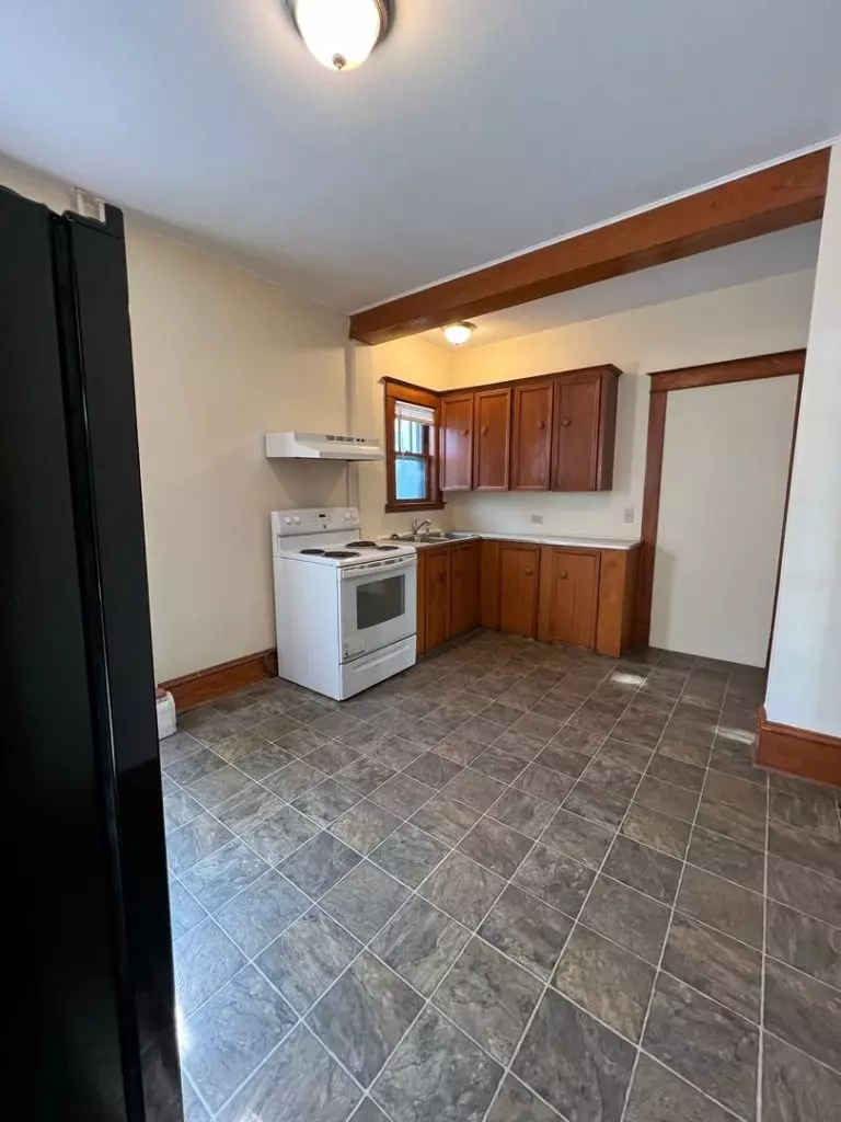 4 Bedroom House for Rent in Burlington, VT | South End | Large Eat-In Kitchen | June 2027
