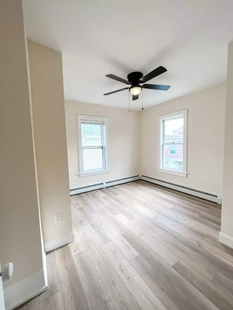 29 Pine St, Burlington, VT | Renovated 4 Bedroom, 2 Bathroom Apartment Downtown | June 2027