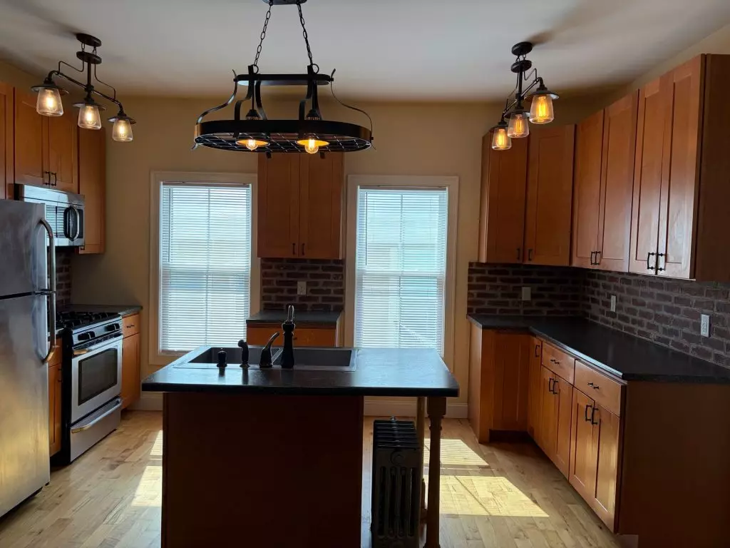 24 Cedar St, Burlington, VT | Renovated 3 Bedroom Apartment with Parking | June 2027