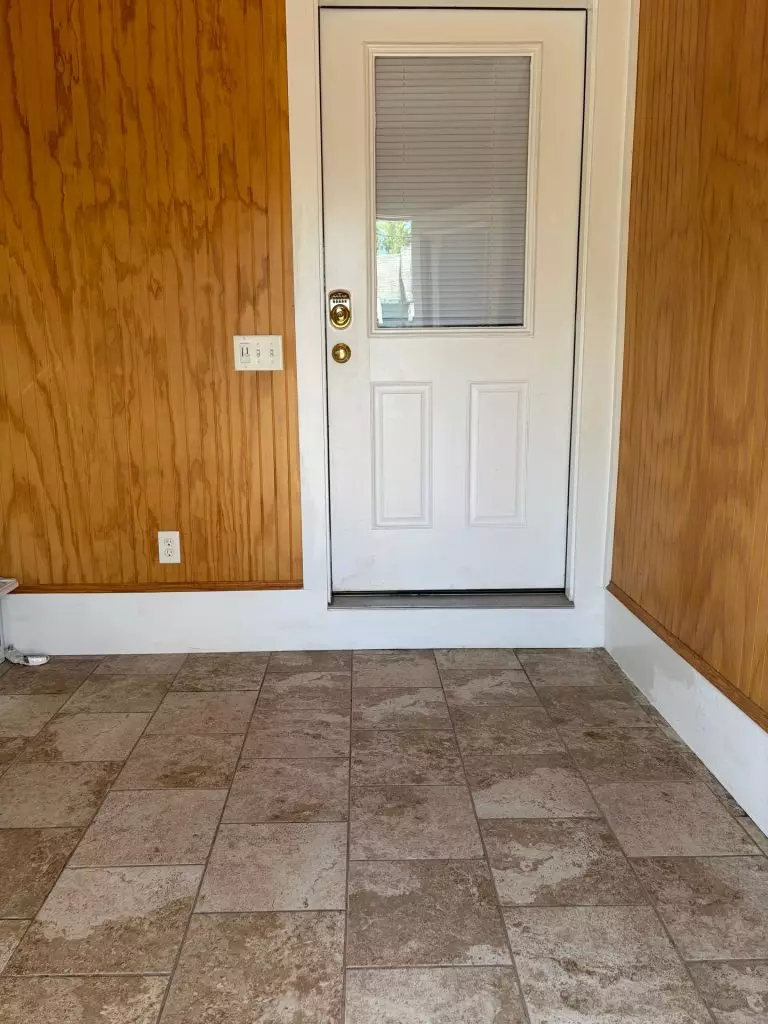 24 Cedar St, Burlington, VT | Renovated 3 Bedroom Apartment with Parking | June 2027