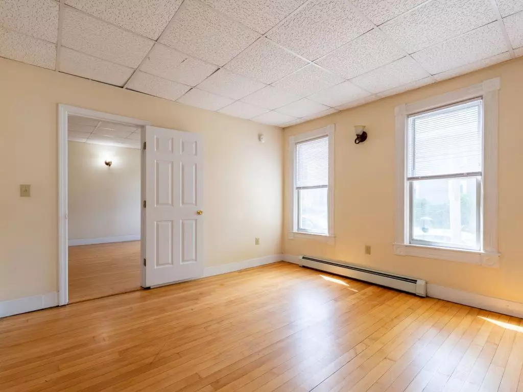 12 Grant St, Burlington, VT | Renovated 1 Bedroom Apartment Near UVM & Downtown | June 2027