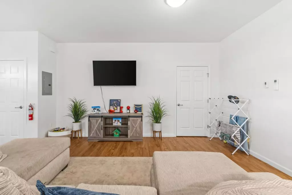 2 Bedroom Apartment in Essex | In-Unit Laundry