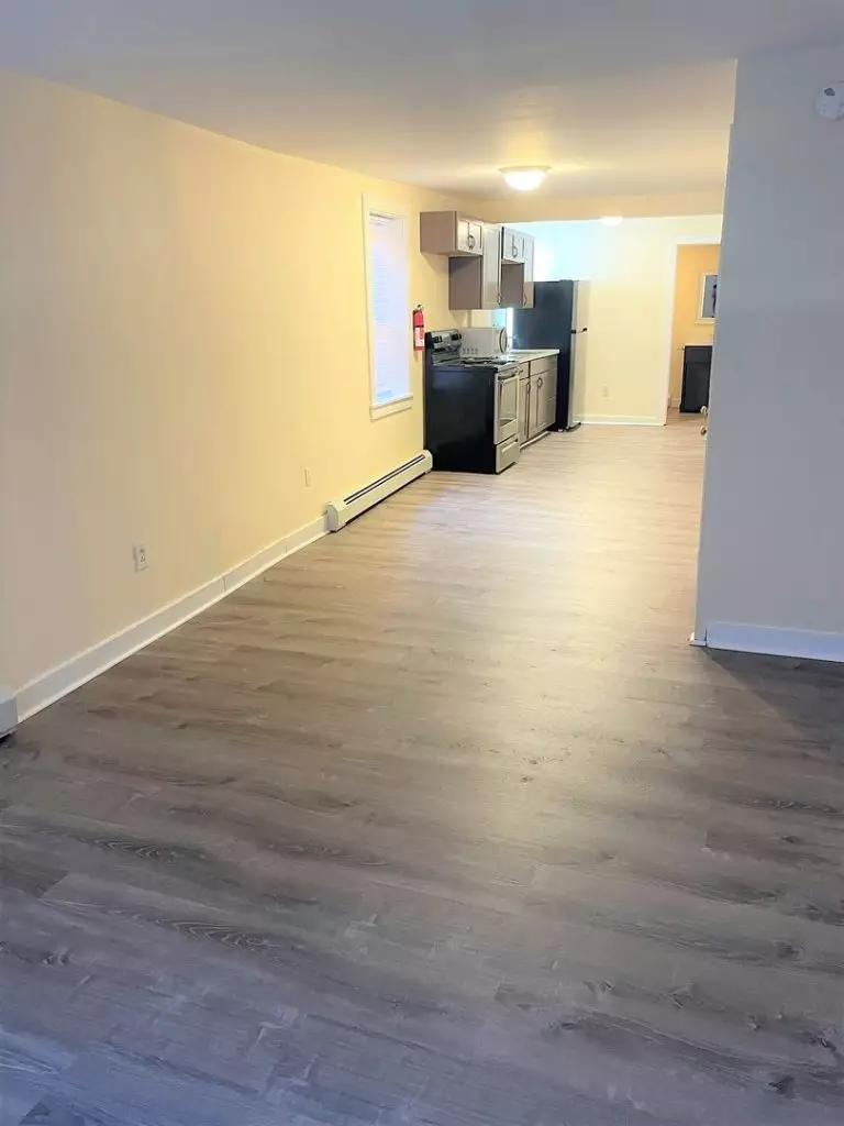 83 Sherman St #4, Burlington, VT | 2 Bedroom Apartment Near Downtown & UVM | June 2027
