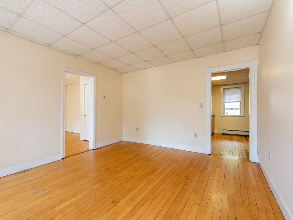 12 Grant St, Burlington, VT | Renovated 1 Bedroom Apartment Near UVM & Downtown | June 2027