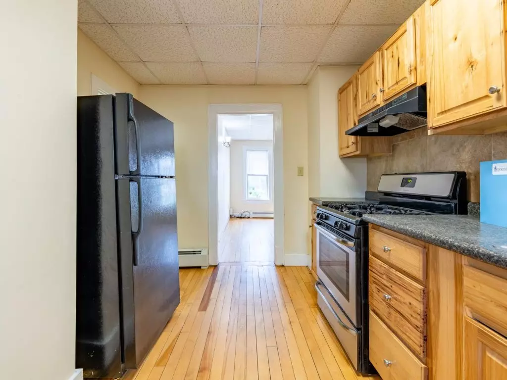 12 Grant St, Burlington, VT | Renovated 1 Bedroom Apartment Near UVM & Downtown | June 2027