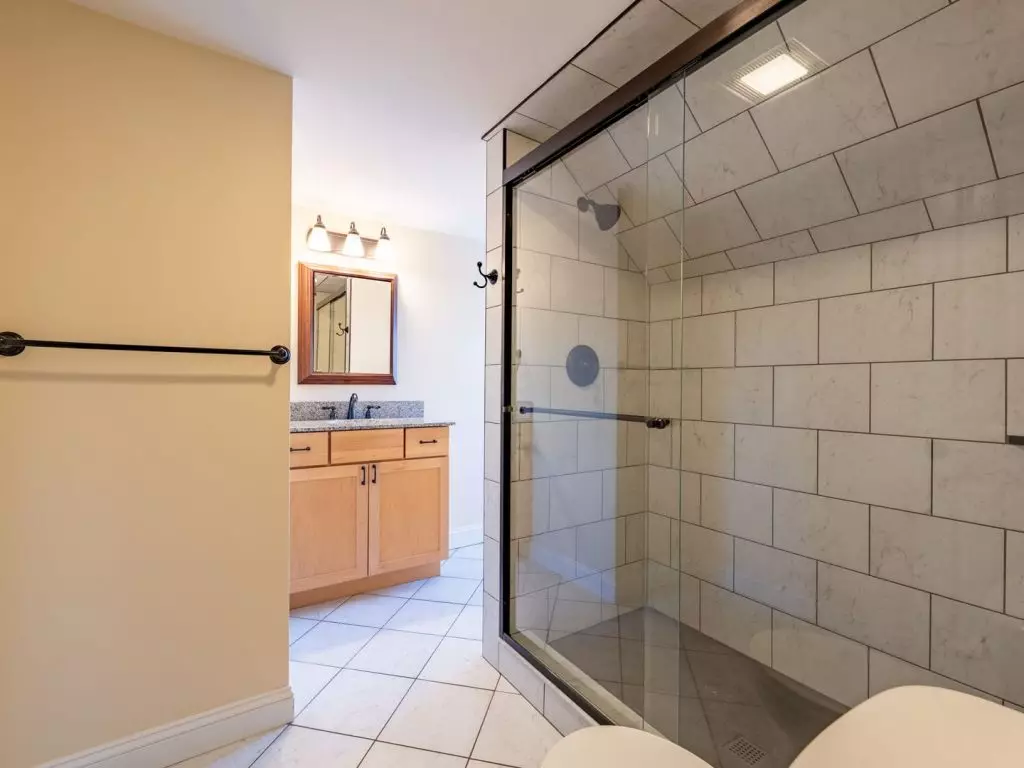 100 North Winooski Ave D8, Burlington, VT | Large 1 Bedroom Apartment | Old North End | Parking & Gas Included | November 2026