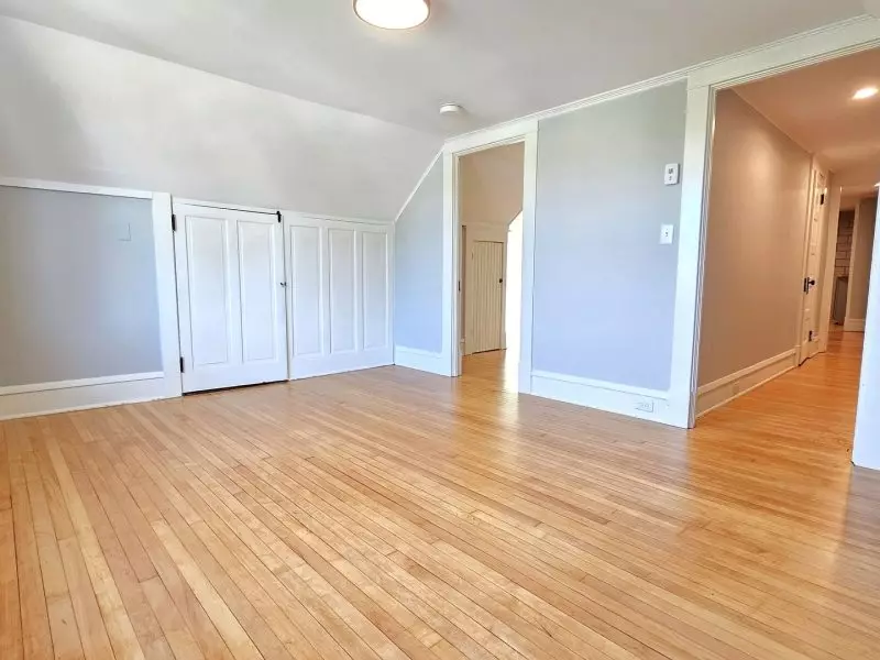 93 1/2 North St #3, Burlington, VT | Renovated 2 Bedroom Apartment Near UVM & Downtown | June 2027