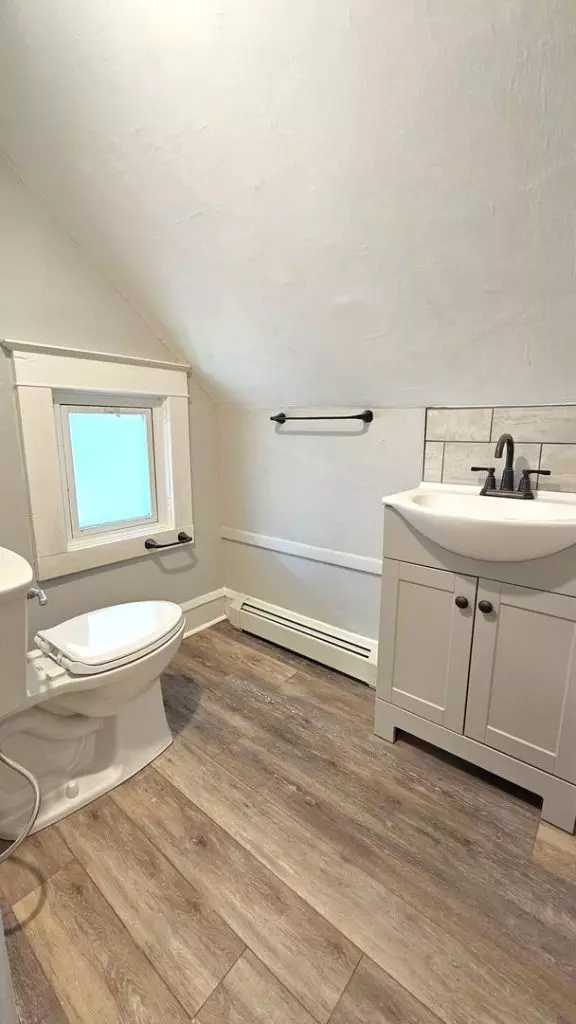 93 1/2 North St #3, Burlington, VT | Renovated 2 Bedroom Apartment Near UVM & Downtown | June 2027