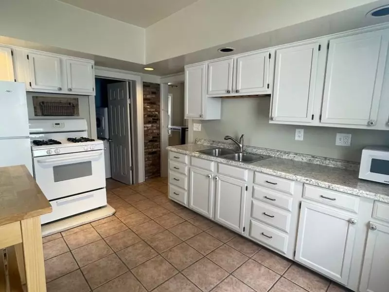 Newly Renovated 2 Bedroom Available! Available June 1st, 2027!