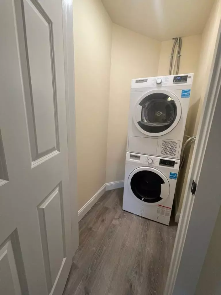 207 S Union St #3, Burlington, VT | Renovated 1 Bedroom Apartment Near UVM | June 2027