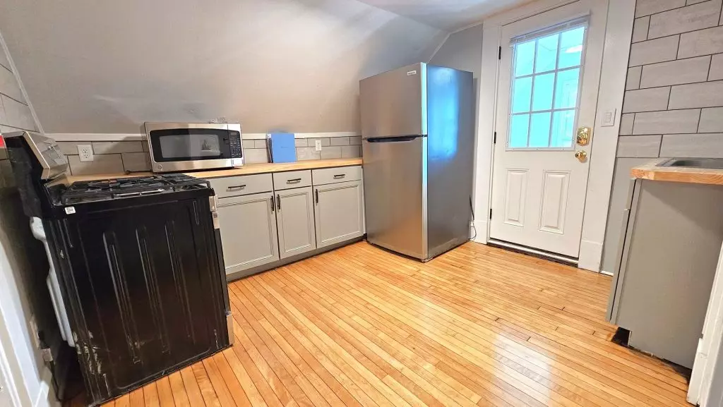 93 1/2 North St #3, Burlington, VT | Renovated 2 Bedroom Apartment Near UVM & Downtown | June 2027